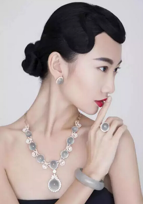 有东方韵味的翡翠项链，时尚而高贵，演绎属于气质女性的独特美感  第2张