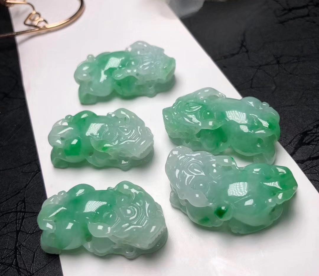 翡翠吊坠怎么选择？款式有哪些寓意，了解一下，送礼自戴不会错  第7张