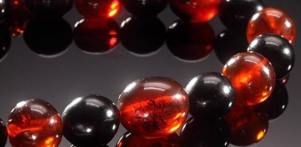 白底青翡翠手镯能戴润吗琥珀到底有多少种?  第2张