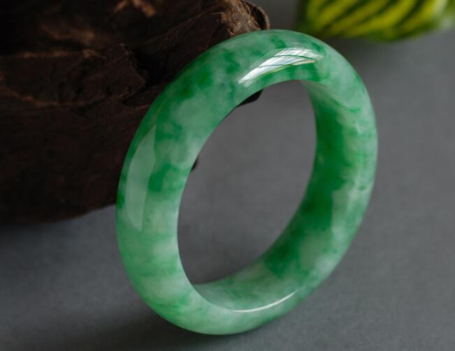 黄玉如何正确选择翡翠手镯的大小 不懂可要吃大亏   第1张