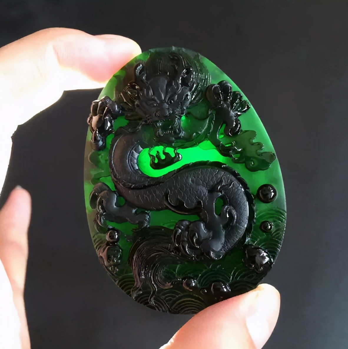 墨翠是独特的一个品种，外表漆黑，打灯以后却是很浓郁的绿色  第6张