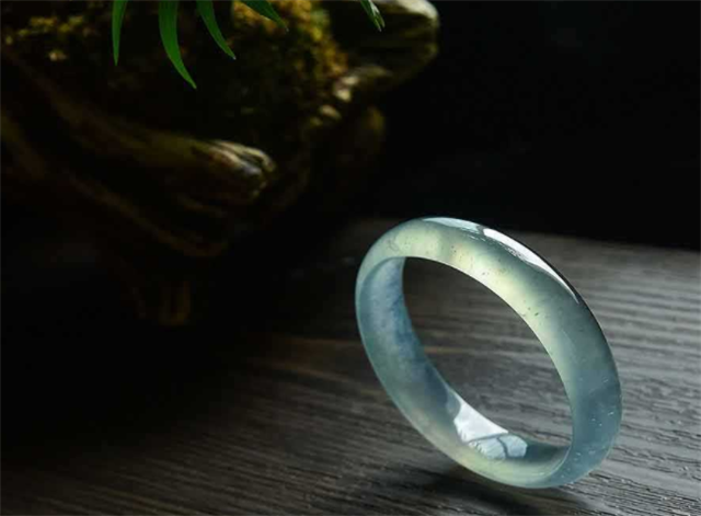 冰糯种翡翠手镯价格高吗？谨记购买注意事项！   第2张