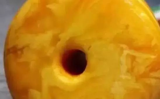 翡翠手镯色带明显天然蜜蜡有仿制蜜蜡的价格天差地别  第7张