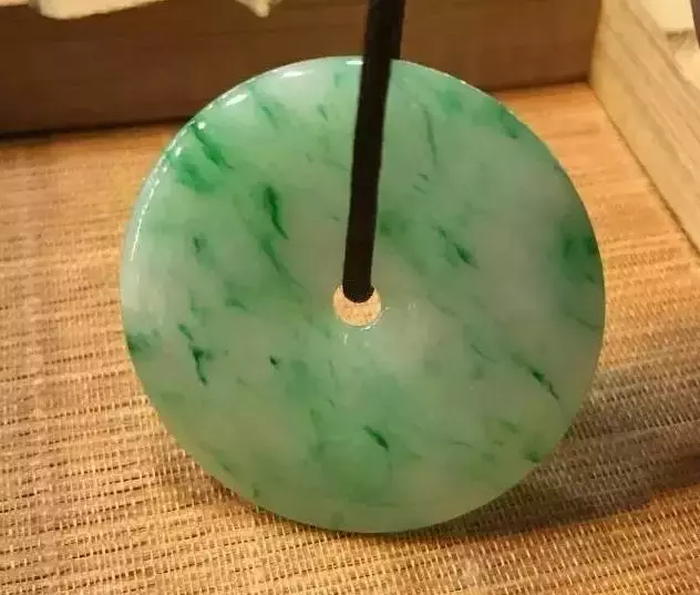 翡翠里面还能长金丝？随便一条，价值百万！  第13张