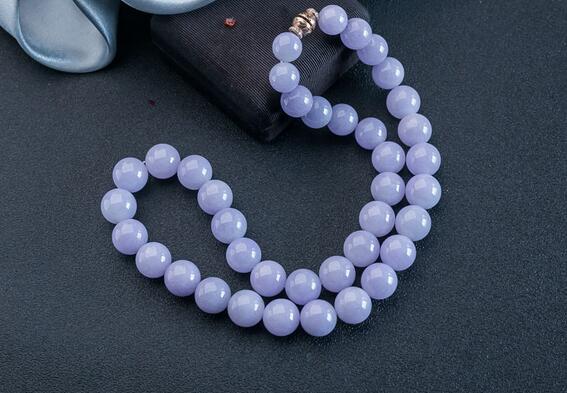 翡翠手镯可以和什么一起戴你有想过紫罗兰翡翠项链的价格如何吗 看后大吃一惊   第1张