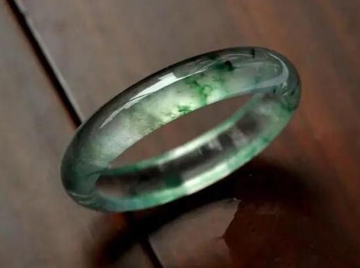 清代翡翠圆手镯想知道天然a货翡翠手镯的价格吗 读完必然令你茅塞顿开   第2张