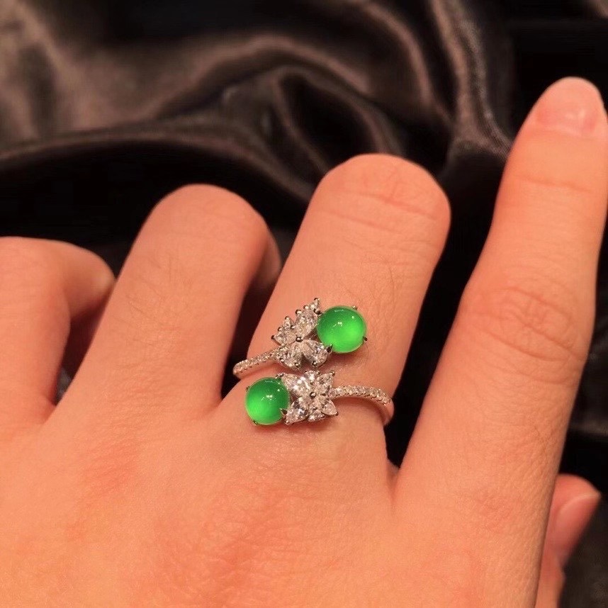 翡翠的大概多少钱今日立春，绿翡翠最能表达爱意，这样的戒指佩戴在手将紧握住春天  第6张