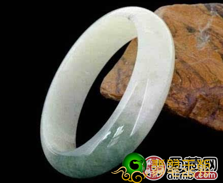三彩翡翠价格表详说翡翠玉镯的类型 这种你一定十分罕见   第1张