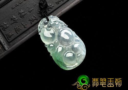 紫色翡翠镯子越南翡翠有什么特点 它的特性你知道是多少   第2张