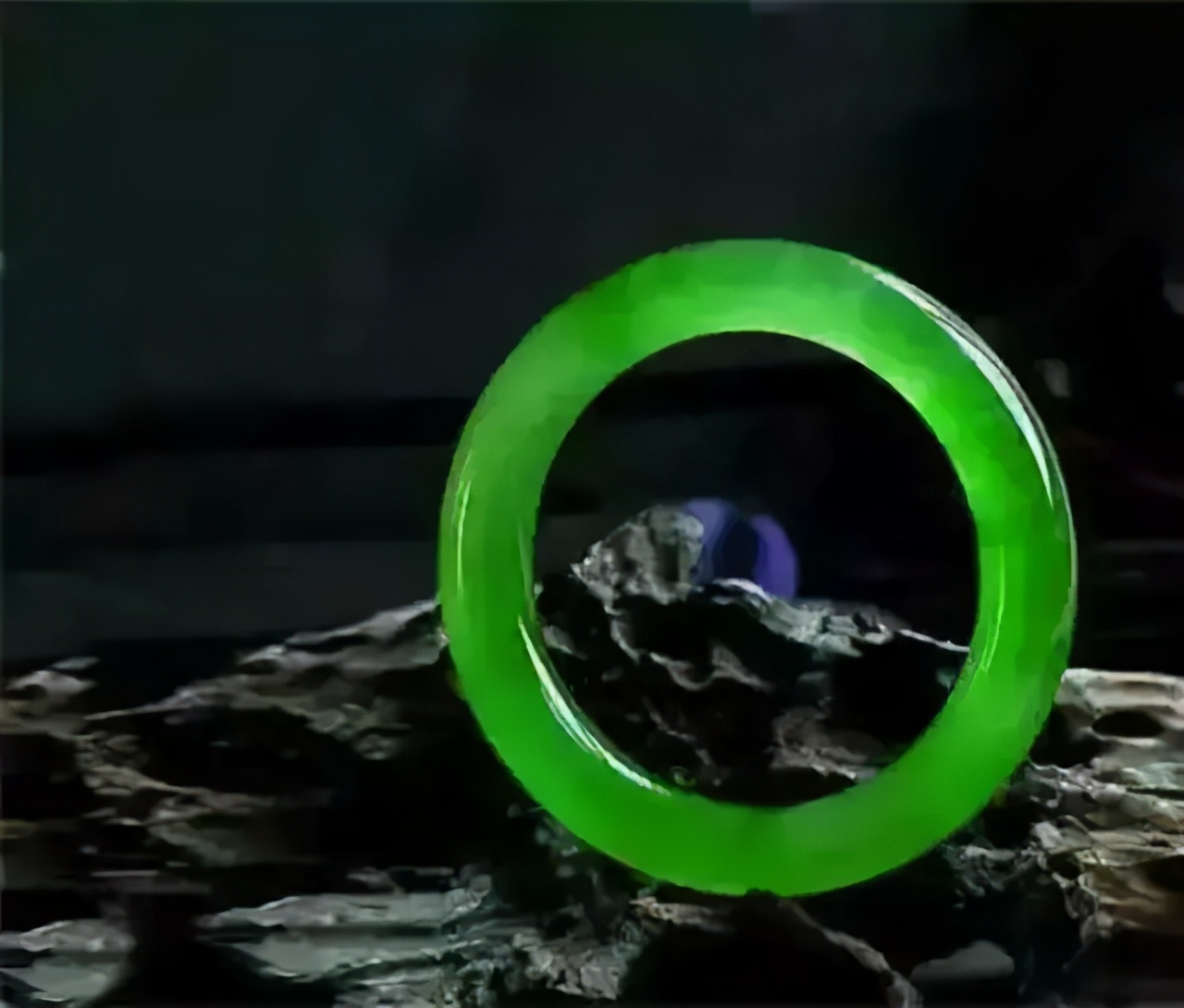 白底青翡翠交易它是翡翠豆种里的爱马仕，十年前就值8000万了  第1张