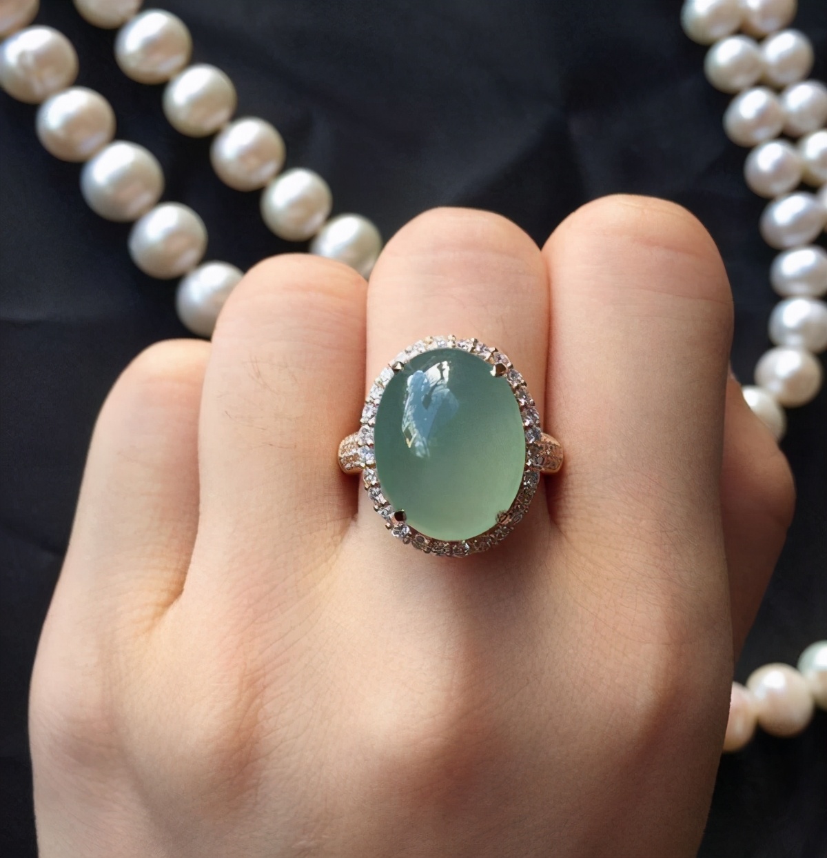 翡翠的大概多少钱今日立春，绿翡翠最能表达爱意，这样的戒指佩戴在手将紧握住春天  第3张