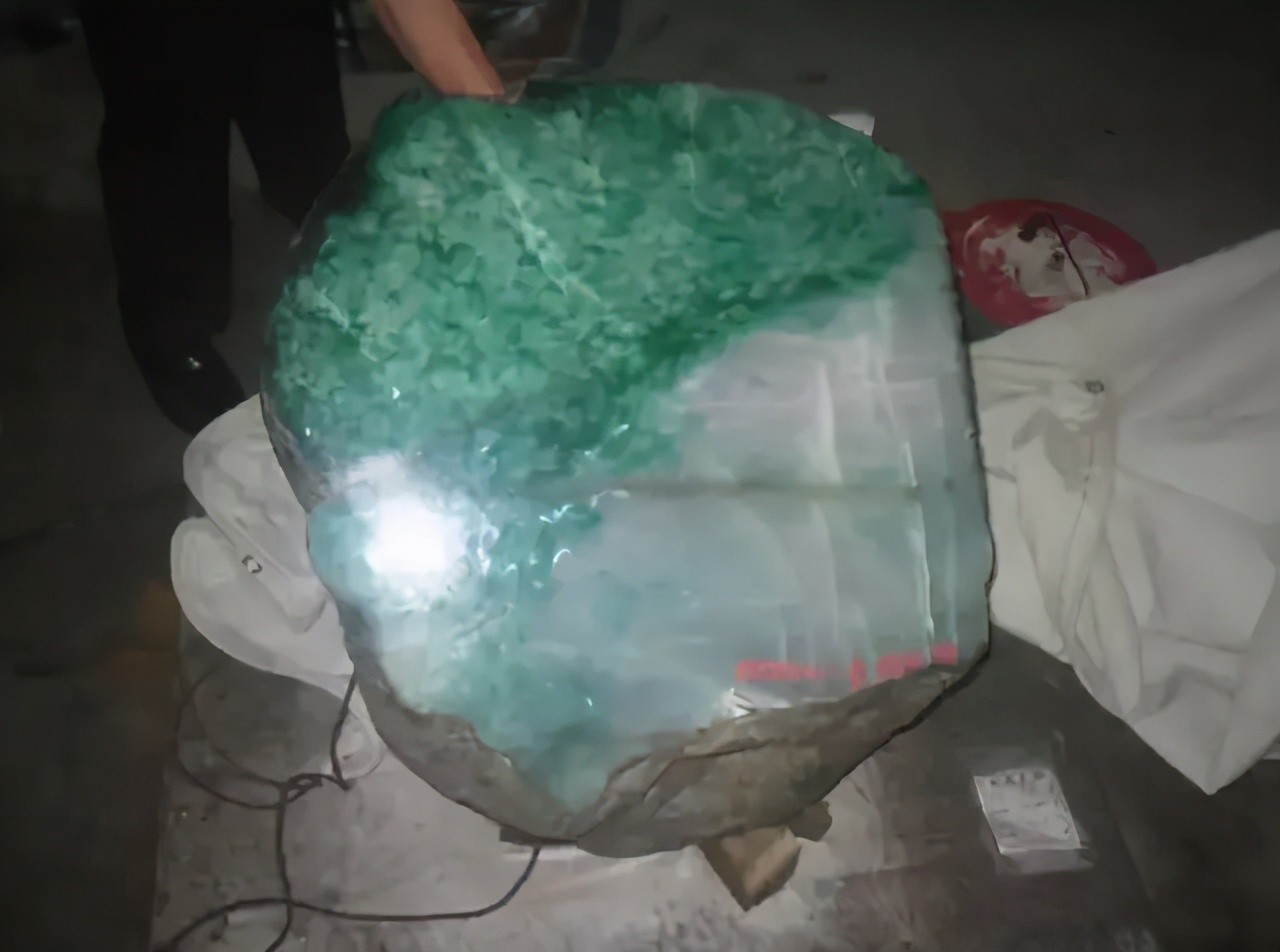 白底青翡翠交易它是翡翠豆种里的爱马仕，十年前就值8000万了  第9张