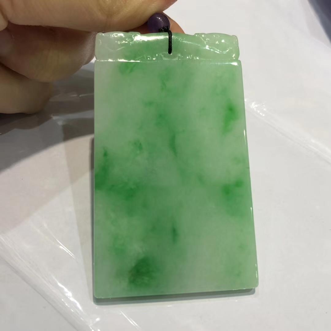 翡翠吊坠怎么选择？款式有哪些寓意，了解一下，送礼自戴不会错  第3张