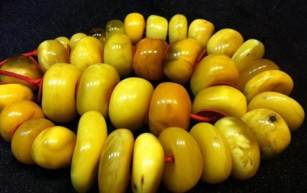 白底青翡翠手镯能戴润吗琥珀到底有多少种?  第1张