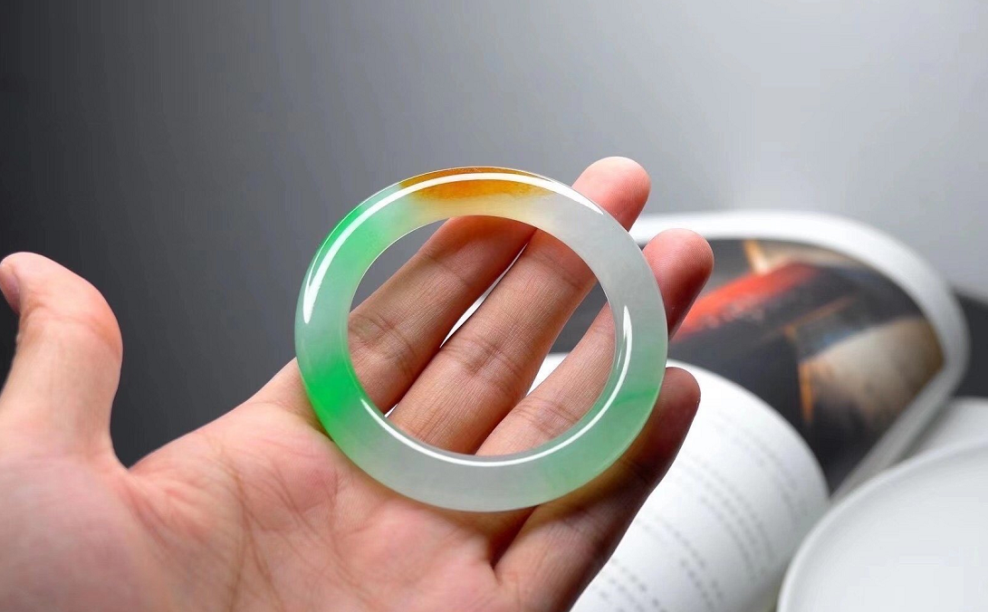 五六十岁的妈妈，不建议戴“金镯子”太俗气，翡翠手镯洋气又养人  第9张