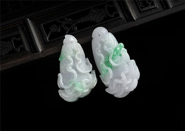 玉器雕刻加工厂白底青翡翠适合什么年纪的人？白底青翡翠的特点你知道吗？   第2张