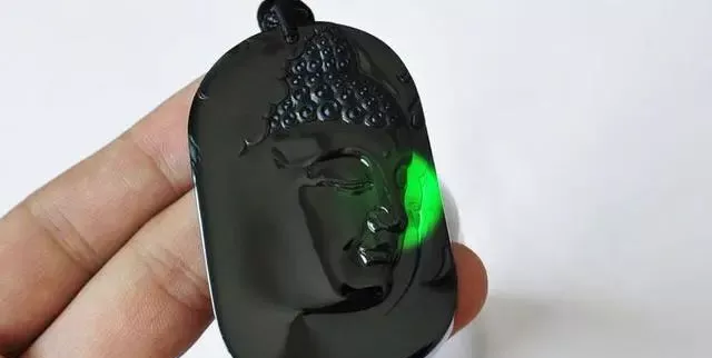 翡翠专柜如何正确挑选墨翠？这里有7个实用小技巧  第6张