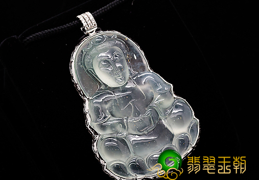 干白种翡翠吊坠价格翡翠观音只适合男士佩戴吗?看完翡翠观音的寓意就有答案了   第2张