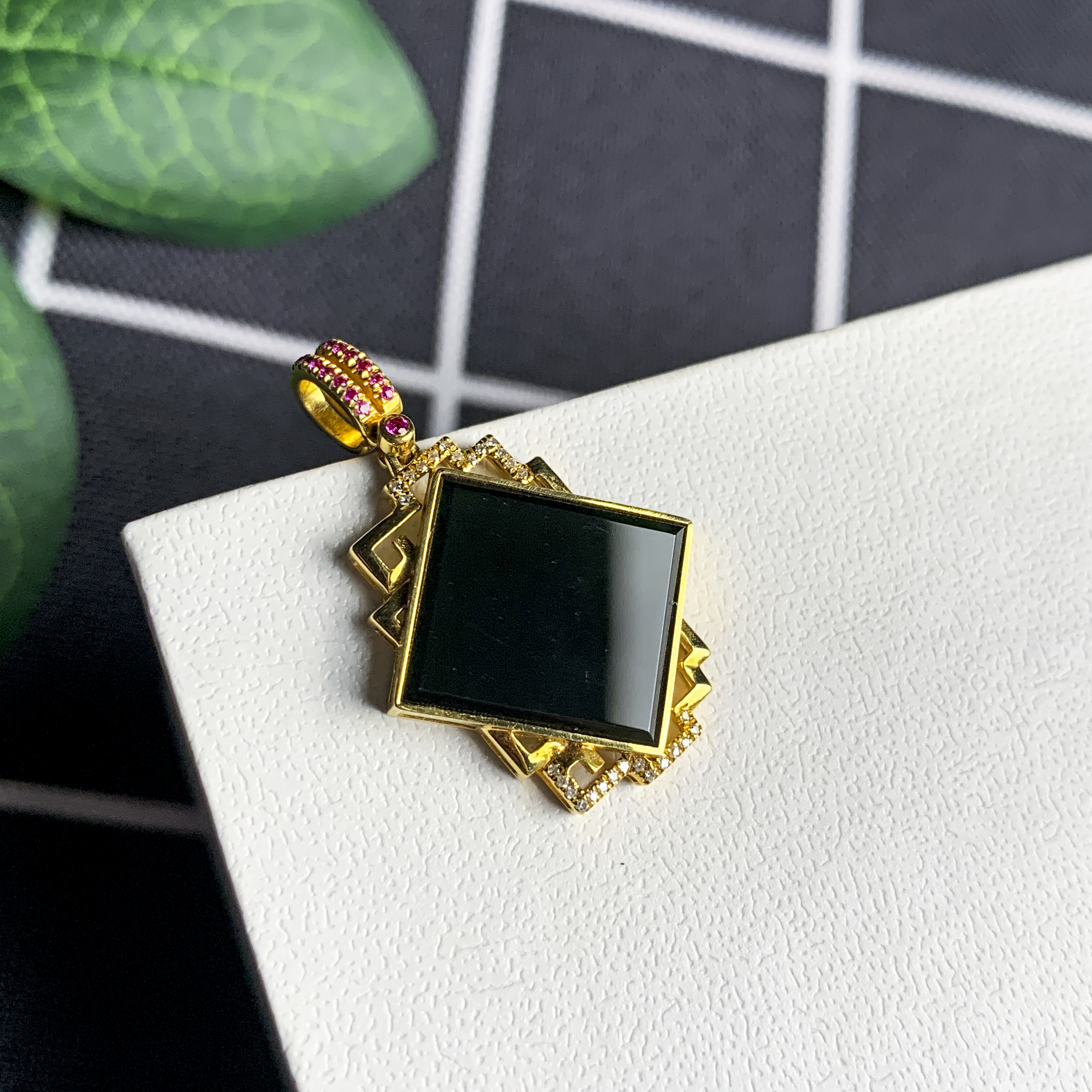 貔貅吊坠多少钱翡翠干青墨翠除了黑乎乎的，没什么特点？该怎么鉴定好坏？  第9张