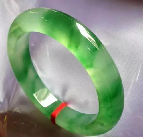 翡翠里面竟然长出了金丝？随便一小条，价格就能暴涨？  第9张