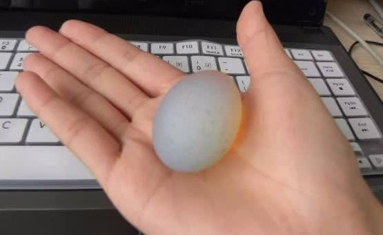 翡翠原石价格多少钱同样是河边捡的鸡蛋石，为啥有的不值钱而有的克价上万  第2张