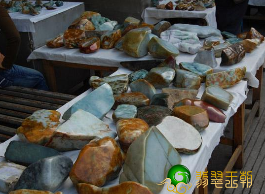 云南腾冲翡翠交易市场在哪里翡翠翡翠原石哪里买 中国选购靠谱吗   第2张
