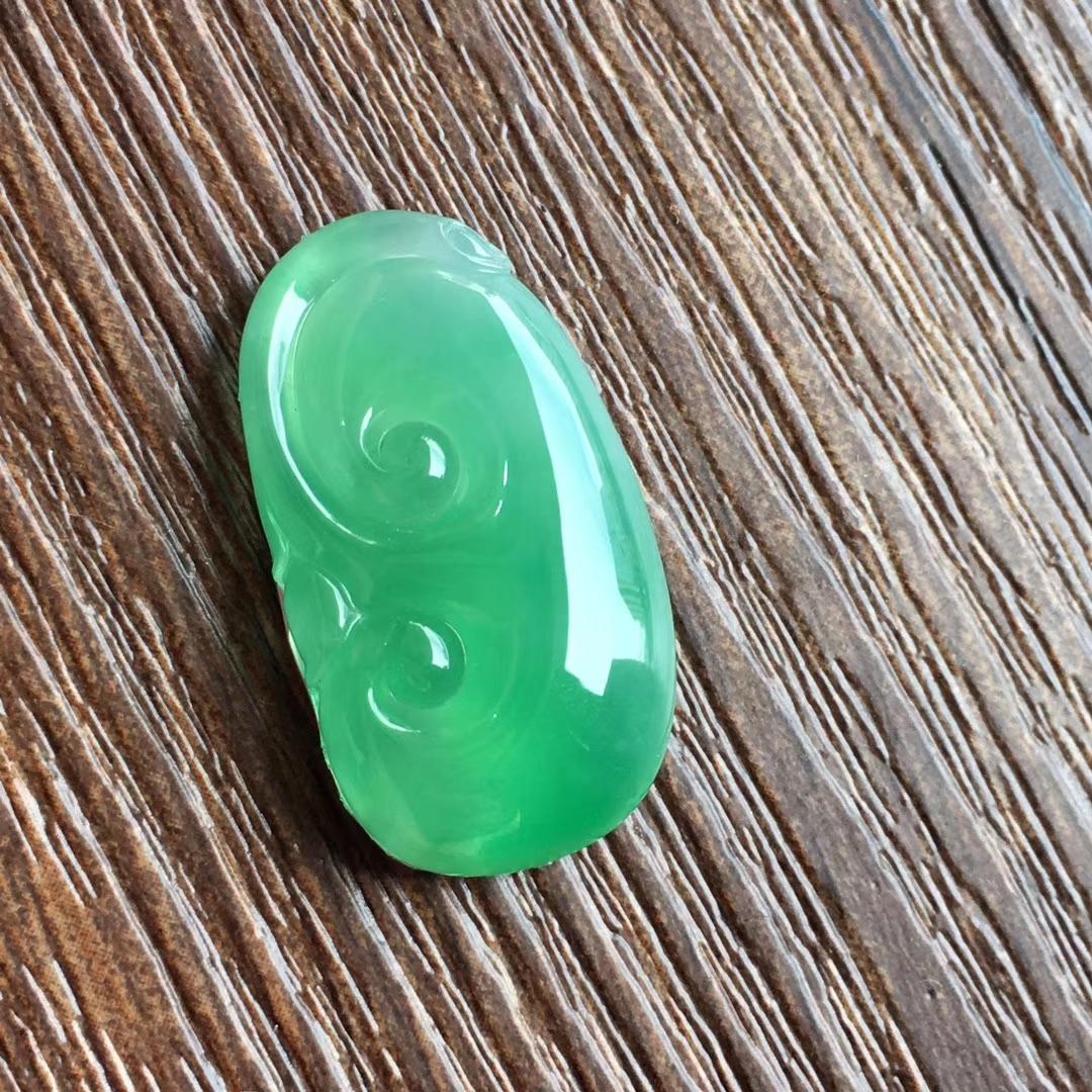 翡翠吊坠怎么选择？款式有哪些寓意，了解一下，送礼自戴不会错  第9张