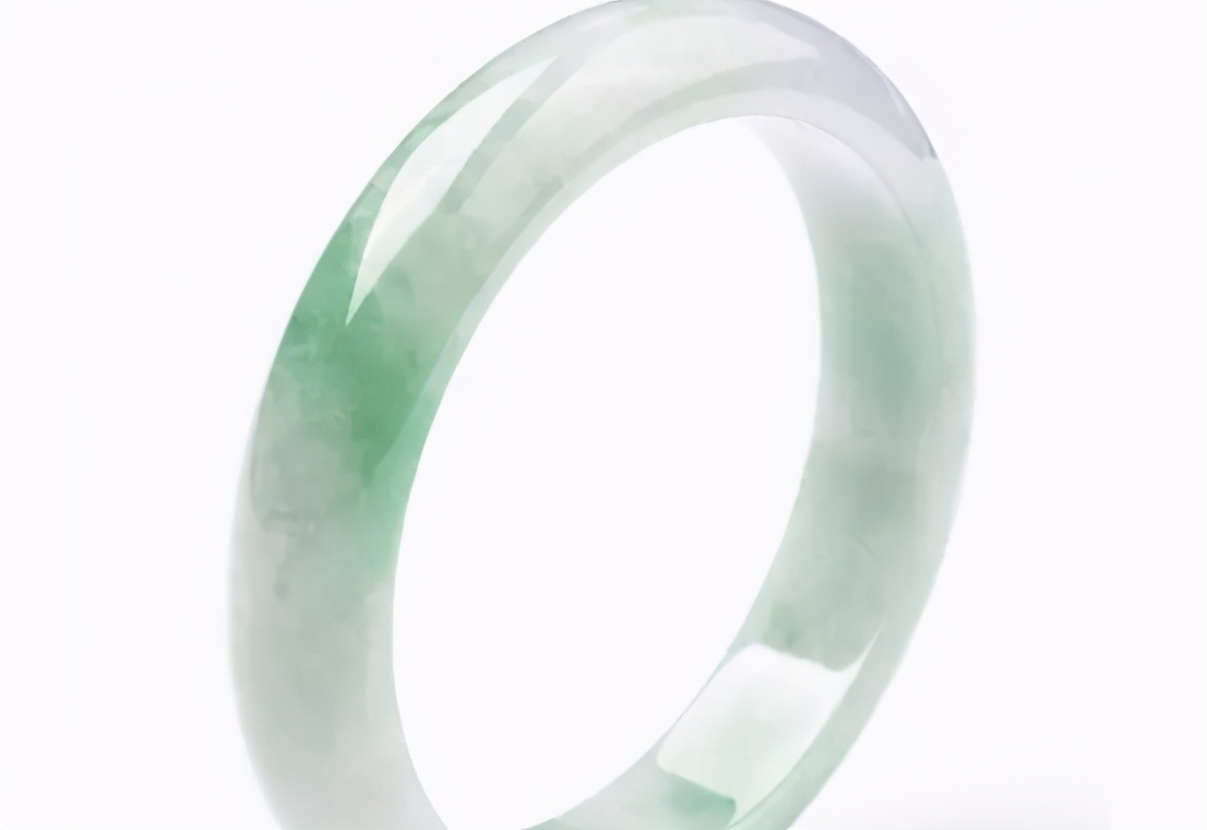 翡翠首饰千变万化，为何手镯的价格是最高的，和市场需求有关  第2张