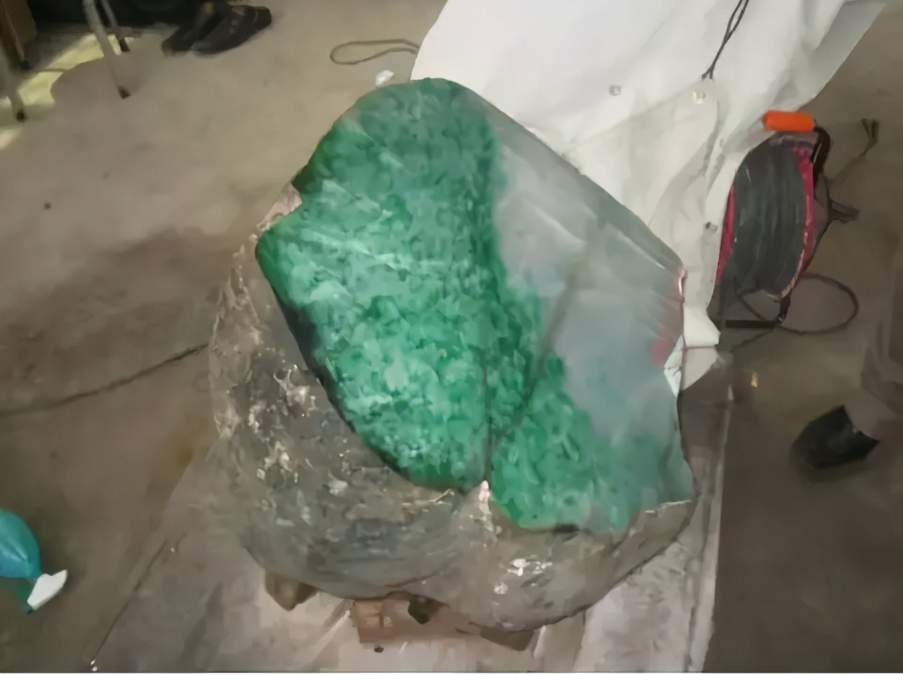 白底青翡翠交易它是翡翠豆种里的爱马仕，十年前就值8000万了  第8张