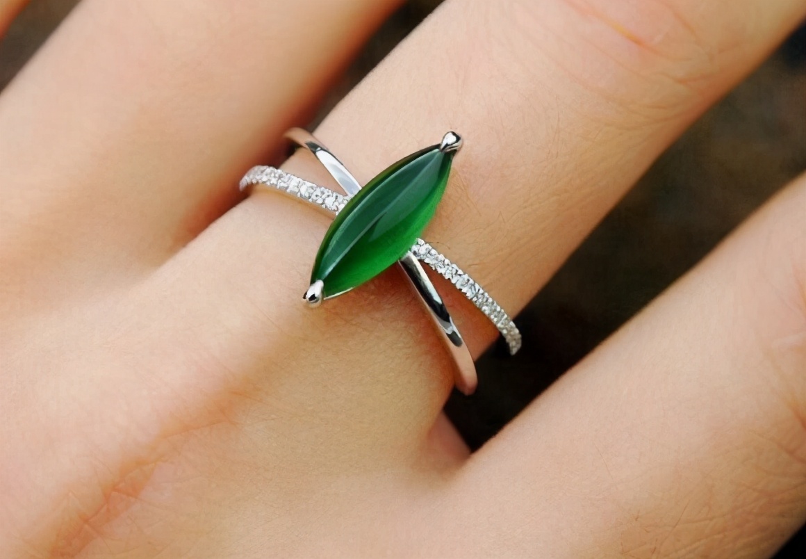 翡翠的大概多少钱今日立春，绿翡翠最能表达爱意，这样的戒指佩戴在手将紧握住春天  第1张