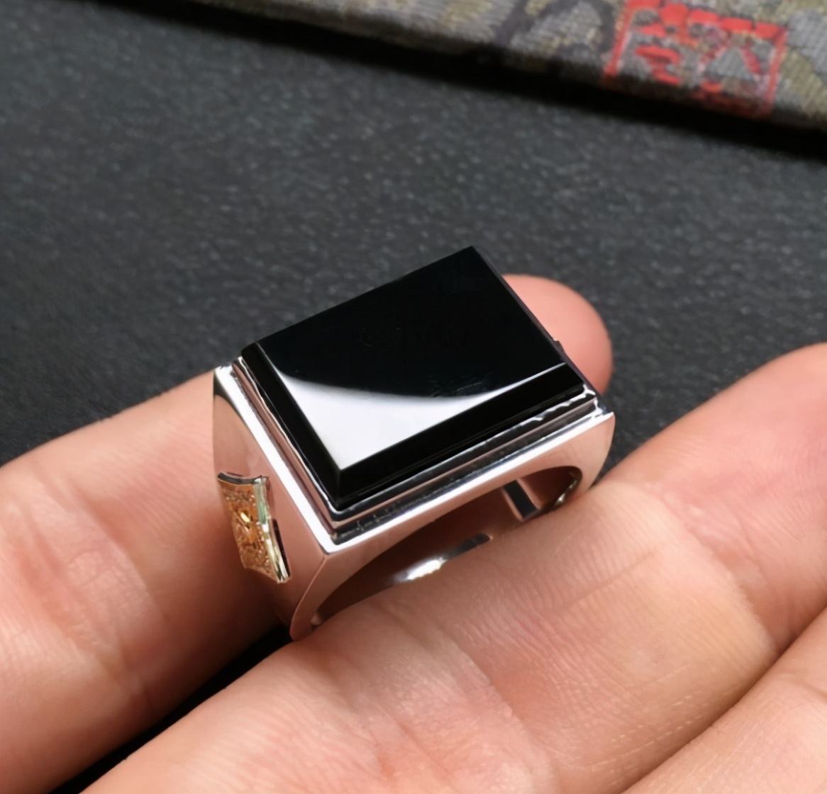 墨翠是独特的一个品种，外表漆黑，打灯以后却是很浓郁的绿色  第3张