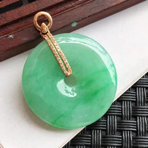 女人适合佩戴什么翡翠挂件？都有哪些寓意，建议收藏  第5张