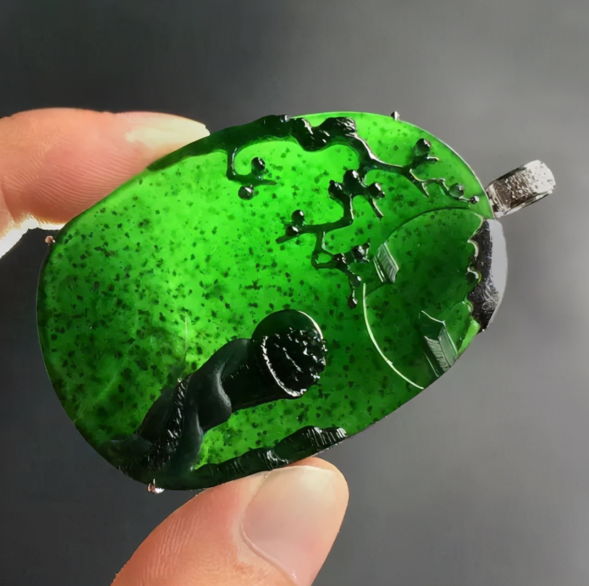 墨翠是独特的一个品种，外表漆黑，打灯以后却是很浓郁的绿色  第4张