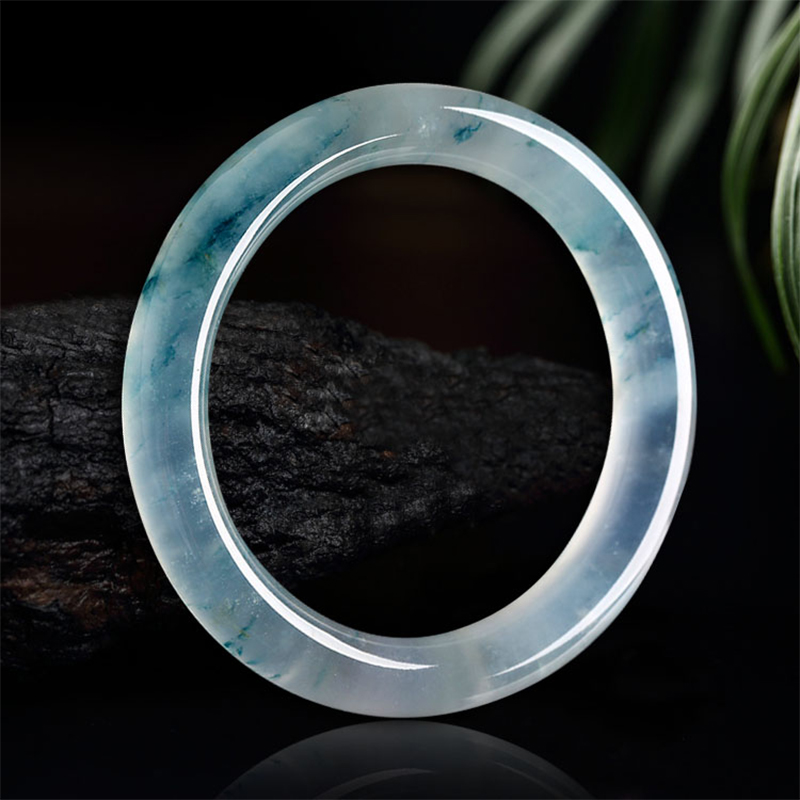 如何确定翡翠手镯价格？为什么它们的价格相差悬殊？  第3张