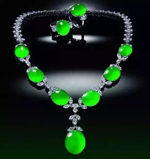 翡翠真正的价值是什么，翡翠的价值有哪些？这个问题答案是无穷的  第2张