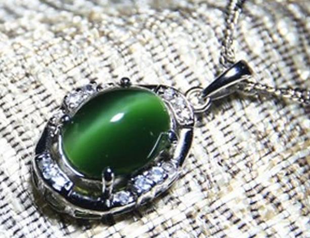 翡翠蛇吊坠神奇的宝石金绿猫眼石  第1张