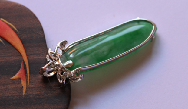 翡翠吊坠哪种形状好？适合自己的才最好！   第2张