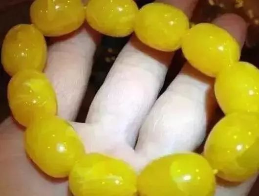 翡翠手镯色带明显天然蜜蜡有仿制蜜蜡的价格天差地别  第9张