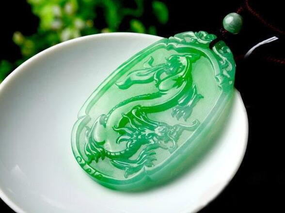 缅甸翡翠原石字母意思入手天然翡翠吊坠要花多少钱 不提前知道怎么行   第2张