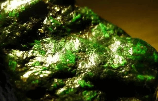 紫罗兰翡翠玉手镯翡翠的癣会掉吗？翡翠的癣不仅仅是瑕疵那么简单！   第2张