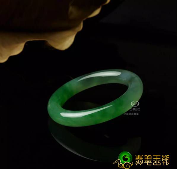 翡翠做出手镯爱它的一千个理由、一万种情愫，却忽视了戴翡翠手镯的内涵和寓意   第1张