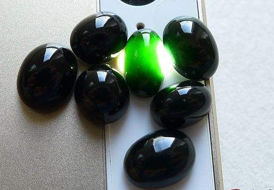 一万块赌到顶级墨翠不难，难的是成品的设计！  第12张