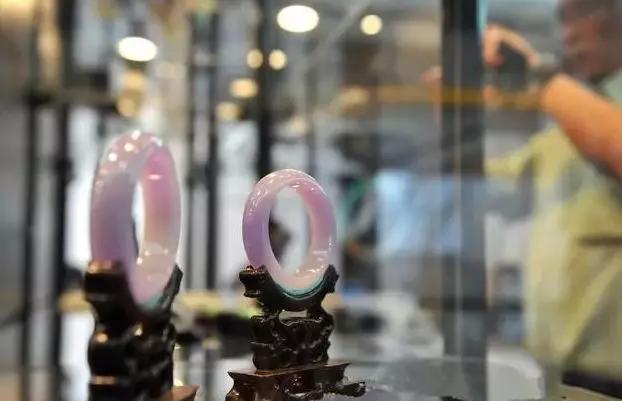 天然翡翠的鉴定依据谁说紫罗兰不值钱，只是你没买对而已~这对手镯1.9亿  第3张