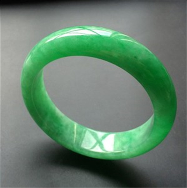 翡翠有豆种吗翡翠豆绿色什么档次？扒一扒影响翡翠绿色的因素！   第1张