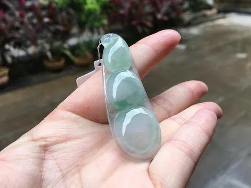 女人适合佩戴什么翡翠挂件？都有哪些寓意，建议收藏  第3张