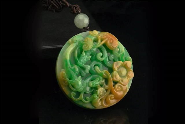 翡翠戒指男士图片黄加绿翡翠贵不贵？黄加绿翡翠的价格你不得不知！   第1张