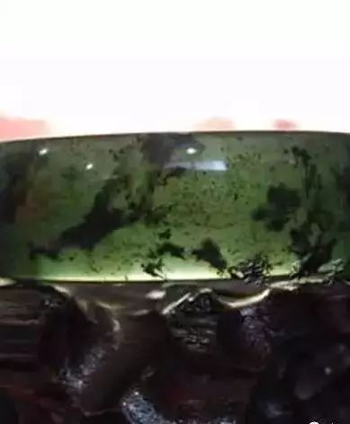 一万元糯冰种翡翠图片我们一起找不同：这两种黑色玉石你分得清吗？  第5张