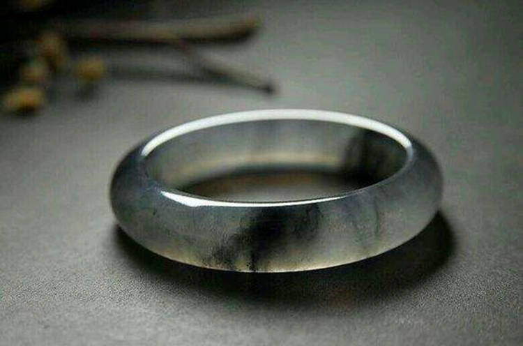 黑色翡翠“乌鸡种”公盘逆袭，是炒作还是黑马？  第11张