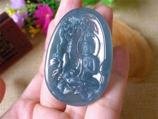 冰底翡翠价格及图片翡翠危料是不是不值钱？危料冒充蓝水身价翻百倍，千万别弄混！   第3张