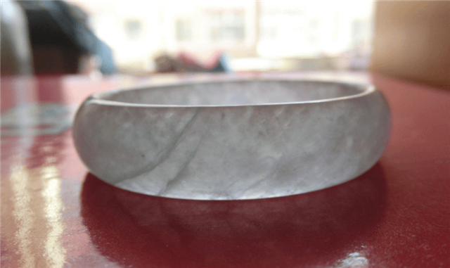 翡翠原石哪怎么卖出去翡翠手镯上的瑕疵有多少种？对价值的影响一样吗？   第1张